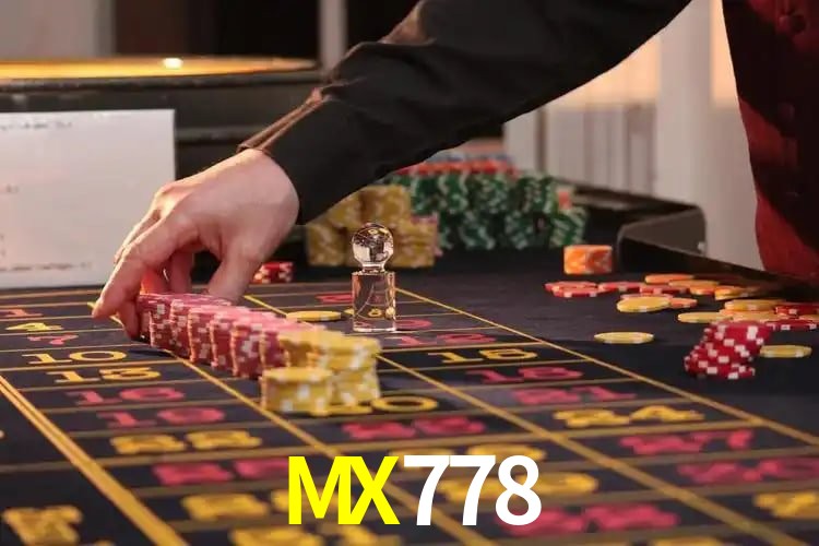 Escena dinámica inspirada en casino con iluminación MX778, cartas, fichas e íconos de juegos digitales en un espacio moderno de juegos.